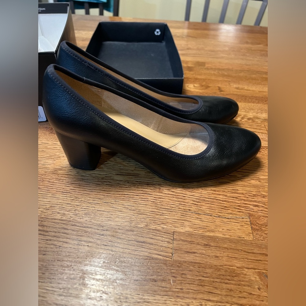 Naturalizer black leather heels